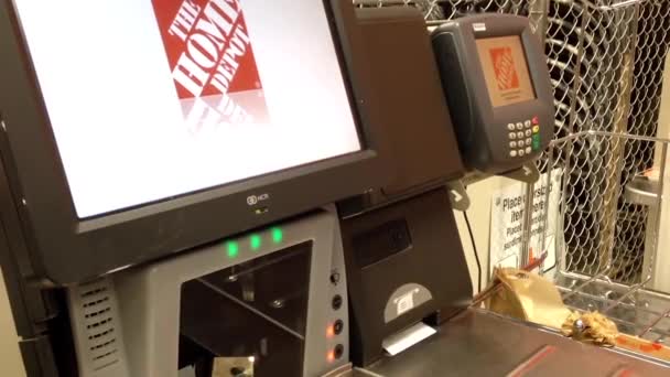 El hombre paga el conector del grifo y toma el recibo en el contador de la caja del uno mismo dentro de la tienda Home Depot — Vídeo de stock