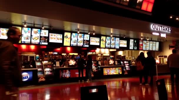 La gente hace cola para comprar comida en el cine — Vídeos de Stock