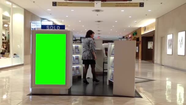 Cartellone verde per il vostro annuncio all'interno del centro commerciale Coquitlam — Video Stock