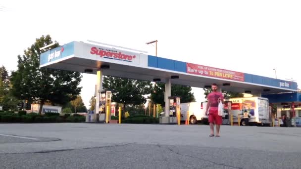 One side of Superstore gas bar in Coquitlam BC Canada. — Stock Video