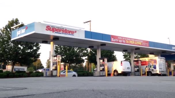 Одна из сторон бензобака супермаркета в канадском городе Коэлам . — стоковое видео