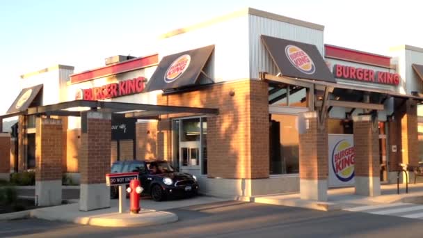 Un lato di Burger King guida attraverso la porta principale. Burger King è una catena globale di ristoranti fast food di hamburger . — Video Stock