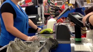 Ödeme yapan gıdalar ve alarak giriş Walmart ödeme kontuarında dostum