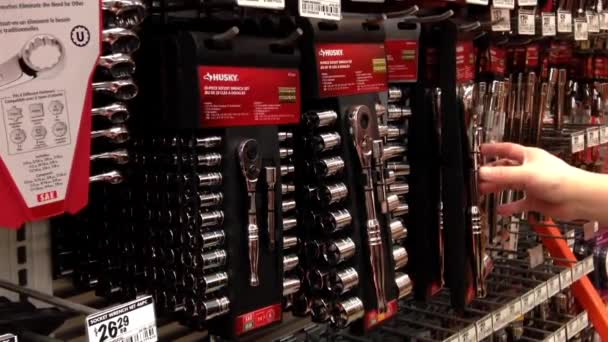 Man buying 18-piece socket wrench set at Home Depot store — Stock Video