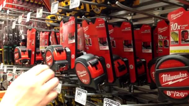 Homem comprando 16 FT fita métrica na loja Home Depot — Vídeo de Stock