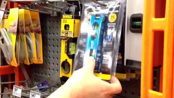 Orang membeli tingkat torpedo di toko Home Depot — Stok Video