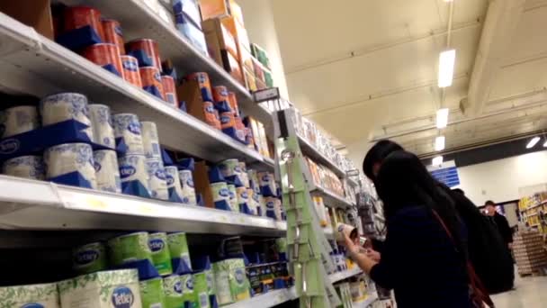 Люди покупают чай Тетли в супермаркете — стоковое видео