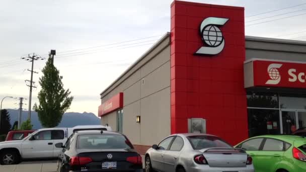 Één kant van Scotiabank in Pitt Meadows, Canada. — Stockvideo