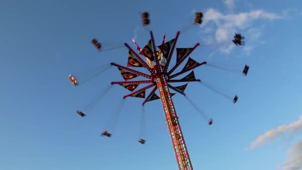 Fair ride shot against blue sky in Coquitlam playland, BC Canadá . — Vídeos de Stock