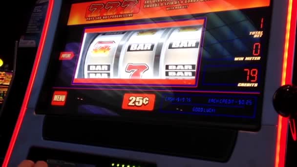 De cerca la mujer jugando a la máquina tragaperras dentro de Hard Rock Casino en Coquitlam BC Canadá — Vídeos de Stock