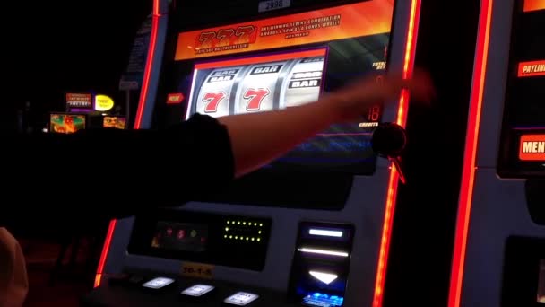 De cerca la mujer jugando a la máquina tragaperras dentro de Hard Rock Casino en Coquitlam BC Canadá — Vídeos de Stock