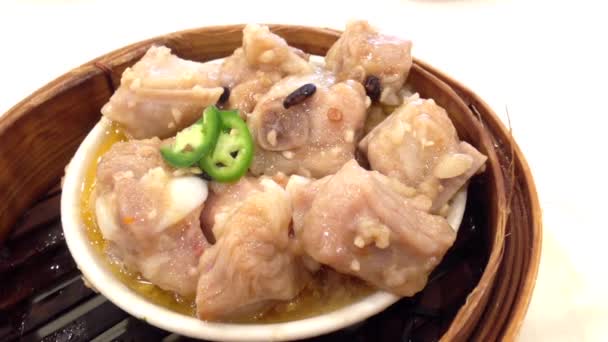 Comer comida chinesa chamada lanche de porco — Vídeo de Stock