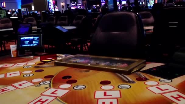 Één kant van de slotmachine en tafelspel binnen Hard Rock Casino — Stockvideo