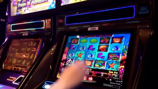 Gros plan femme jouant machine à sous à l'intérieur Hard Rock Casino à Coquitlam BC Canada — Video