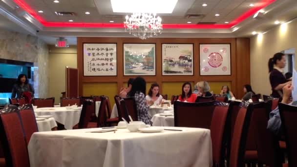 Eine Seite der Menschen beim Essen im chinesischen Restaurant — Stockvideo