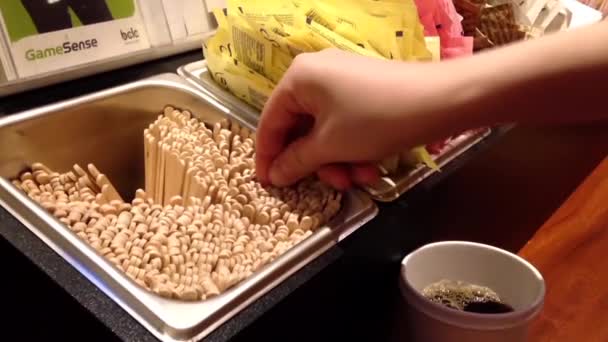 De cerca mujer tomando bolsa de suger para el café — Vídeo de stock