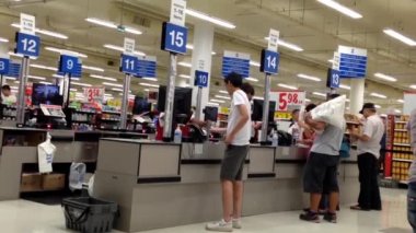 bir tarafı sayaç superstore içine atın.