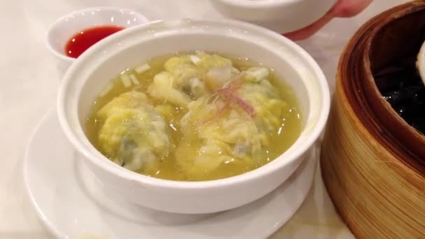 Deniz ürünleri dumpling çorbası denilen Çin yemeği yeme — Stok video