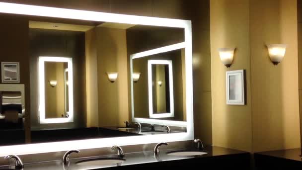 Одна сторона элегантного туалета в общественной уборной — стоковое видео