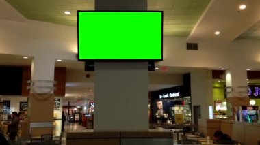 TV reklam coquitlam center alışveriş merkezi food court içinde yeşil billboard.