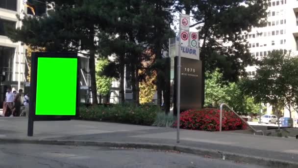 Zielony billboard na reklamę na ulicy — Wideo stockowe