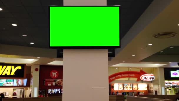 Grön skylt för din annons på tv inuti restaurangtorg på coquitlam center shopping mall. — Stockvideo