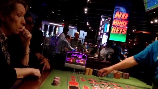 Personas jugando a la ruleta en Grand Villa Casino en Burnaby BC Canada — Vídeos de Stock