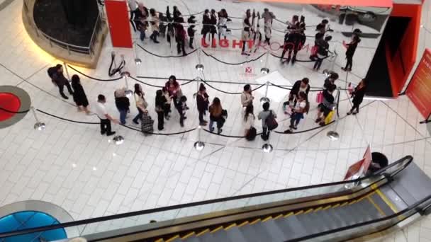 Top shot de la gente se alinean para esperar a ver lightroom dentro del centro comercial — Vídeos de Stock