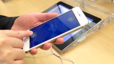 Elma stok içinde buz hokeyi oyunu oynayan kadın