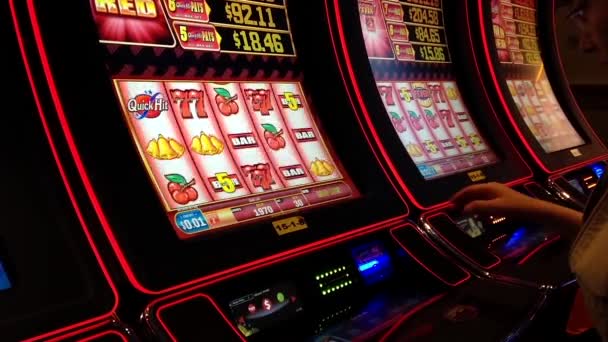 Close up donna giocare a slot machine — Video Stock