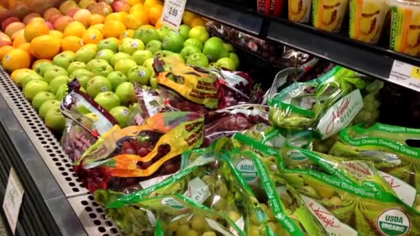 Woman selecting grape in grocery store — Stock Video