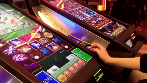 Close up donna giocare a slot machine — Video Stock