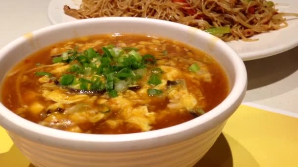 Comer fideos fritos chinos y sopa dentro del restaurante — Vídeos de Stock