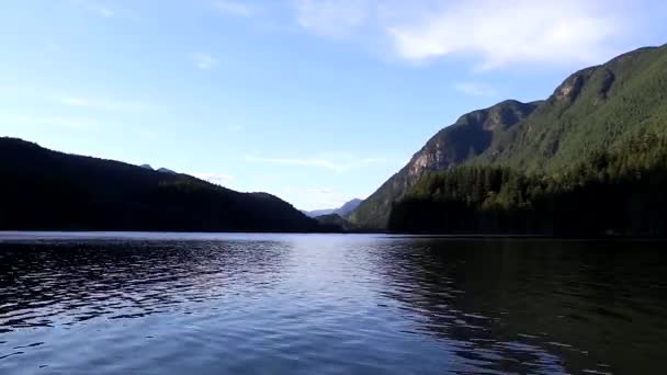 Buntzen tó található egy gyönyörű kikapcsolódás északra Port Moody. — Stock videók