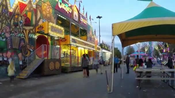 Time lapse of people having fun at the West Coast Amusements Carnival — Stock Video