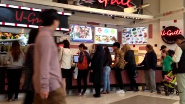 Gıda Gıda mahkeme alanı Burnaby alışveriş merkezi içinde satın alma için insanlar hat