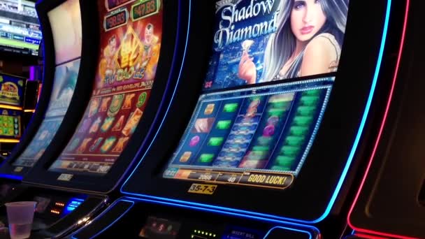 Κοντινό πλάνο γυναίκα παίζοντας κουλοχέρης μέσα Hard Rock καζίνο στον Καναδά Coquitlam π.χ. — Αρχείο Βίντεο
