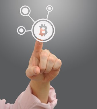 İş adamı bitcoin düğmesine basarak