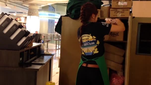 Starbucks lavoratore riempire sacchetti di zucchero all'interno del centro commerciale . — Video Stock