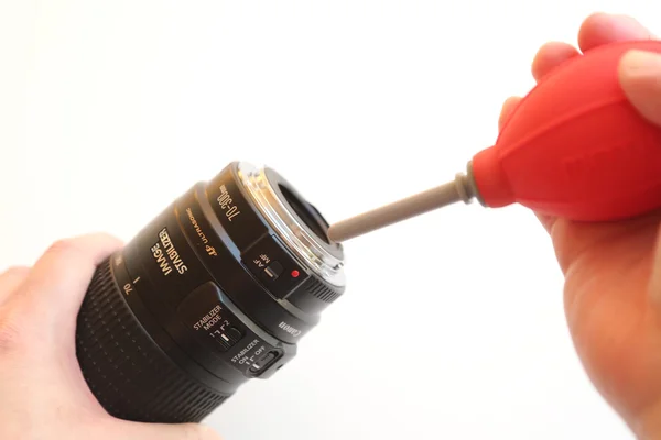 Uso de bomba de aire para limpiar la lente de la cámara — Foto de Stock