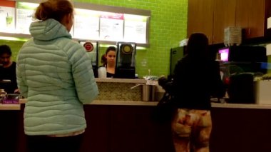 İnsanlar yemek Kortu Coquitlam Merkezi alışveriş merkezi içinde meyve suyu satın alma