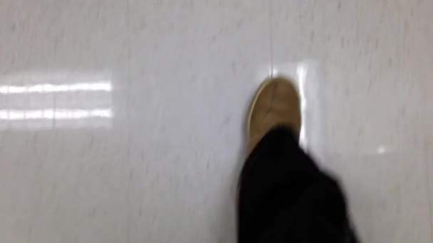 Vue rapprochée du pied de l'homme marchant dans le centre commercial — Video