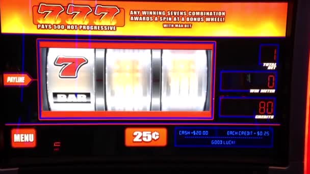 Gros plan femme jouant machine à sous à l'intérieur Hard Rock Casino à Coquitlam BC Canada — Video