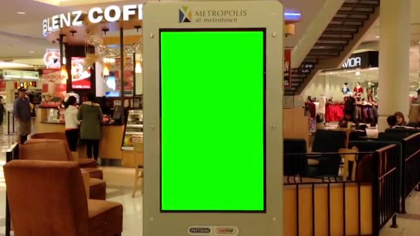 Grön skylt för din annons inne Burnaby shopping center — Stockvideo