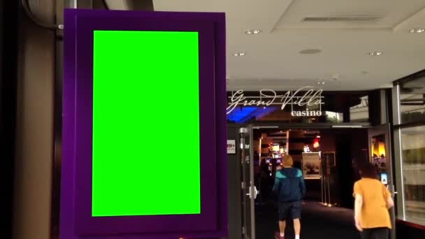 Cartellone verde per il vostro annuncio accanto all'ingresso di Grand Villa Casino — Video Stock