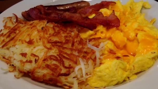 Feche o café da manhã omelete do amante de carne dentro do restaurante do Denny — Vídeo de Stock