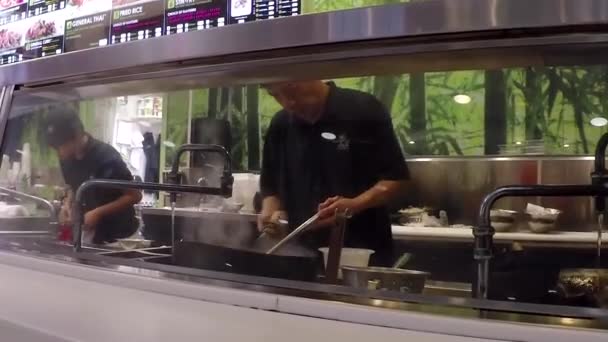 Szef kuchni chińskiej żywności dla klienta z szeroki kąt strzału z bliska — Wideo stockowe