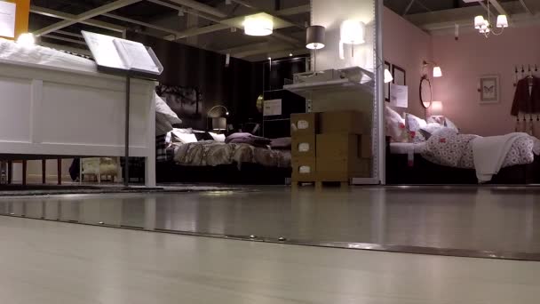 Lage hoek schot van weergave meubilair in Ikea winkel — Stockvideo