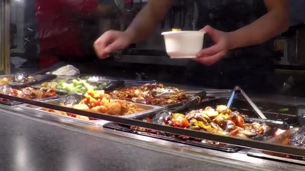 Klienci wybierając jedzenie dla ich posiłek na terenie sądu żywności — Wideo stockowe