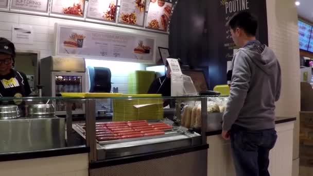 Πελάτες που αγοράζουν φαγητό στις πατάτες της Νέας Υόρκης στην περιοχή τροφίμων — Αρχείο Βίντεο